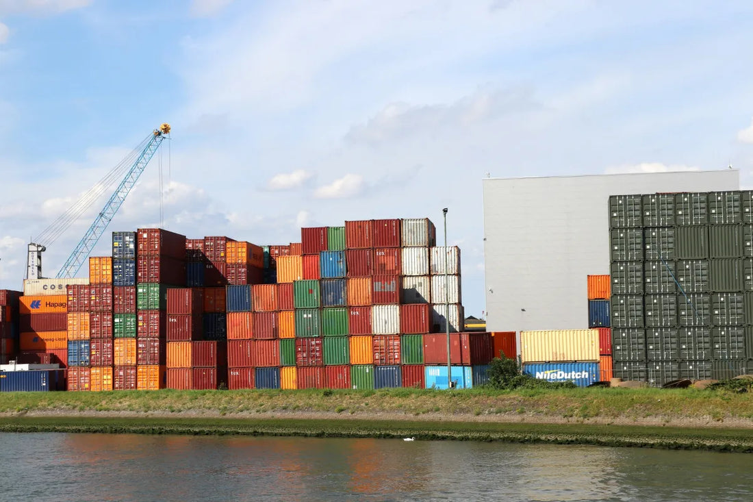 Port européen avec des conteneurs maritimes empilés — Eurocontex